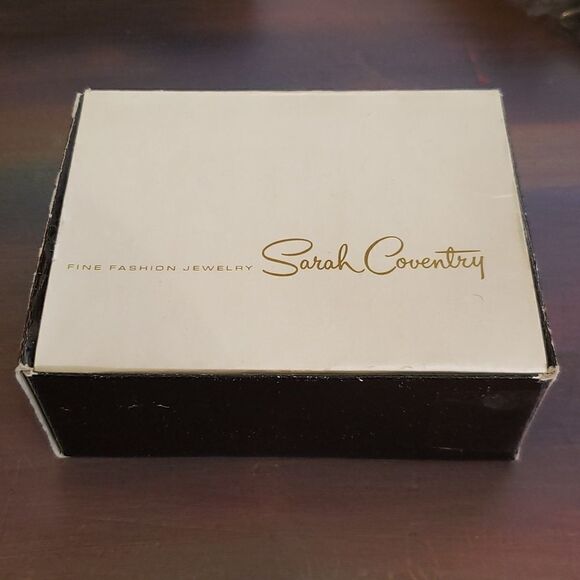 Vintage Signed Sarah Coventry  Goldtone and Green Resin Leaf Clip Earrin… - Picture 9 of 10